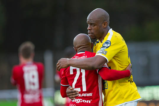 Östersunds Fouad Bachirou (med ryggen i bild) tackar