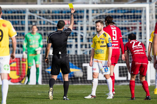 Falkenbergs David Svensson får gult kort