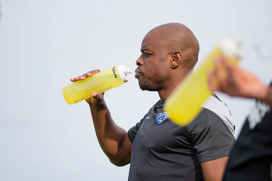 Falkenbergs Hakeem Araba dricker vatten
