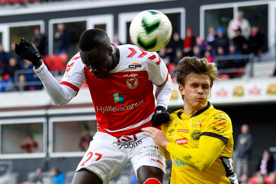 Kalmars Papa Alioune Diouf nickar in 2-0 Elfsborgs Jörgen