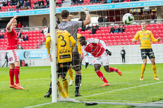 Kalmars Papa Alioune Diouf nickar in 2-0 målet