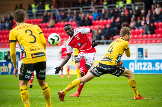 Kalmars Papa Alioune Diouf och Elfsborgs Adam Lundqvist och