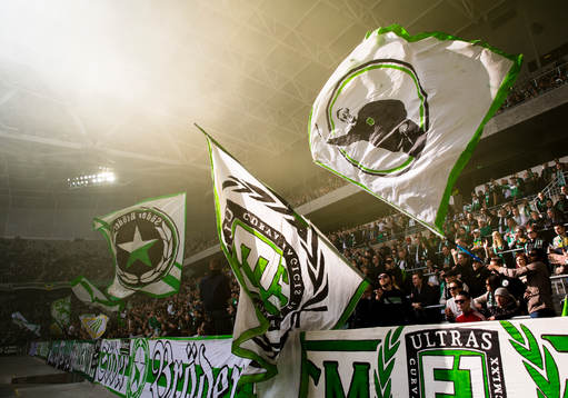 Hammarbys supportrar med flaggor
