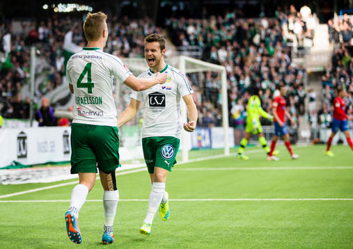 Hammarbys Erik Israelsson gör 5-1 och gratuleras av Måns