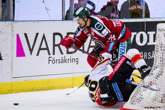 Frölundas Oliver Lauridsen tacklar omkull Luleås Jonathan