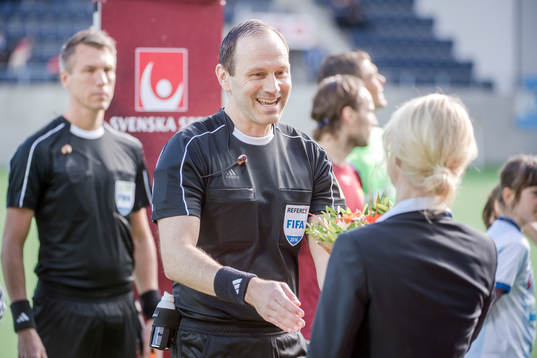 Domaren Jonas Eriksson uppmärksammas före