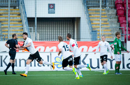 Örebros Astrit Ajdarevic gör 1-0 och jublar