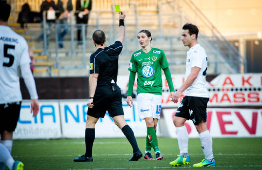 Jönköpings Pawel Cibicki får gult kort och deppar