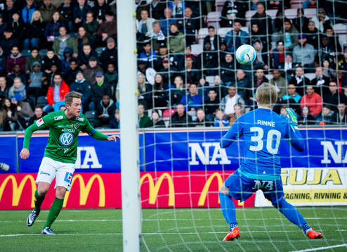 Jönköpings Tommy Thelin skjuter över målet på Örebros