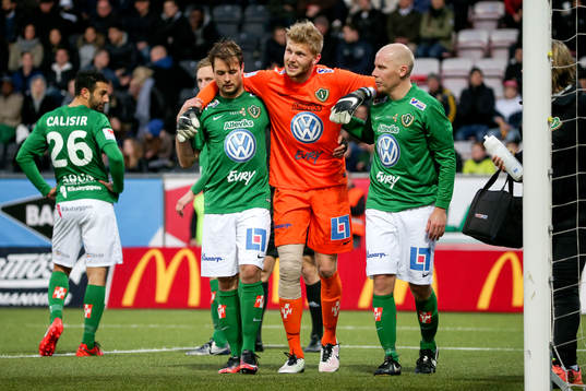 Jönköpings målvakt Anton Cajtoft leds av planen
