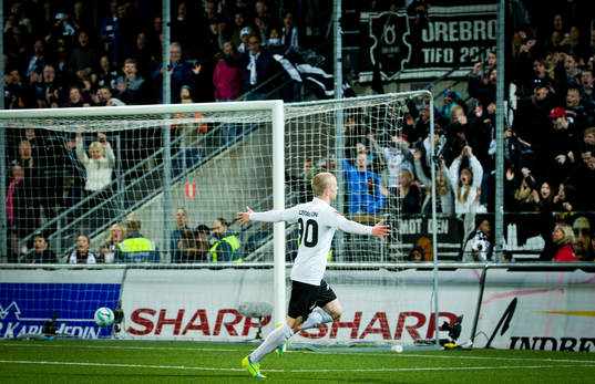 Örebros Daniel Gustavsson gör 2-0 och jublar