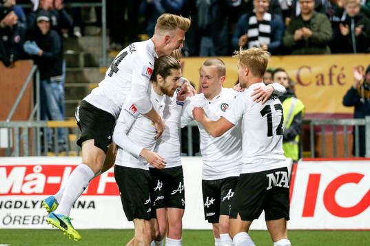 Örebros Daniel Gustavsson jublar