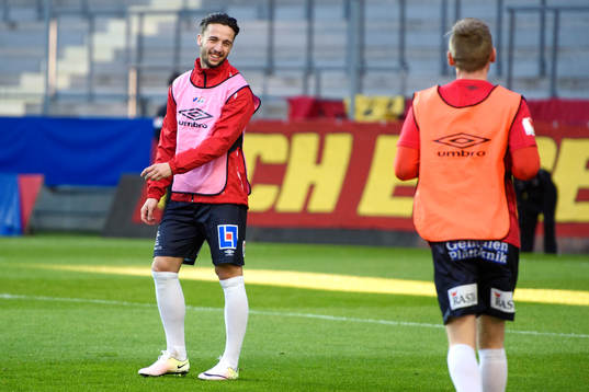 Örgrytes Dardan Mustafa värmer upp innan fotbollsmatchen