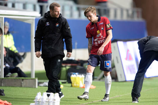 Örgrytes Andreas Östling tar sig för låret när han