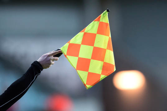 En domare vinkar för offside