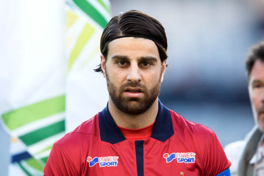 Örgrytes George Mourad vid lineup innan fotbollsmatchen i