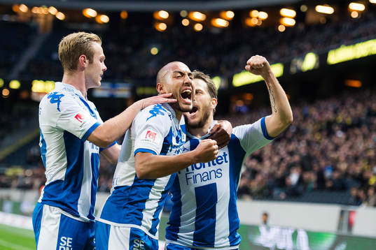 IFK Göteborgs Tobias Hysén (th) gör 1-1 och jublar med
