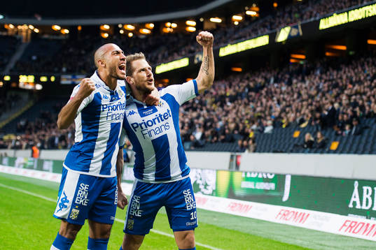 IFK Göteborgs Tobias Hysén (th) gör 1-1 och jublar med