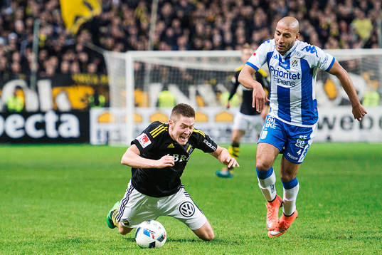 s Haukur Heidar Hauksson faller i en duell med IFK