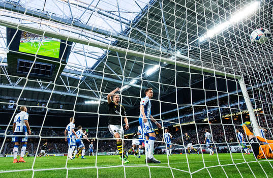 s Jos Hooiveld jublar när 1-0-målet från Haukur Heidar