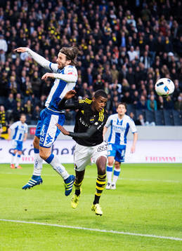 s Alexander Isak kämpar om bollen