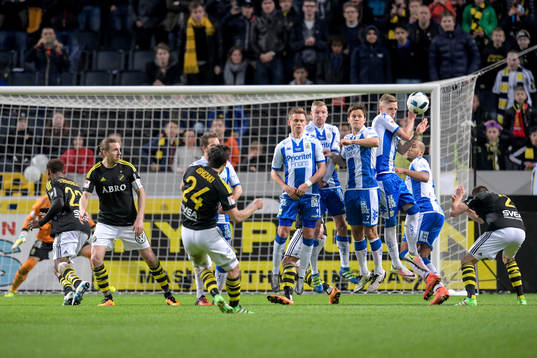 s Stefan Ishizaki gör 2-1 på frispark