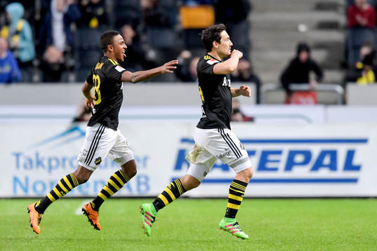 s Niclas Eliasson och Stefan Ishizaki jublar