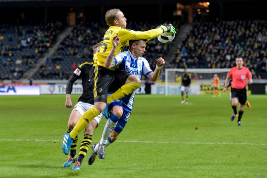 s målvakt Patrik Carlgren kolliderar med IFK Göteborgs