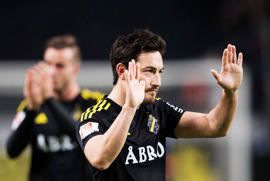 s Stefan Ishizaki vinkar till publiken