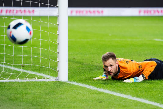 IFK Göteborgs målvakt John Alvbåge ser bollen gå
