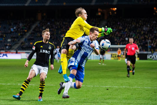 s målvakt Patrik Carlgren i en duell med IFK Göteborgs