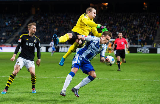 s målvakt Patrik Carlgren i en duell med IFK Göteborgs