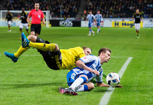 s målvakt Patrik Carlgren i en duell med IFK Göteborgs