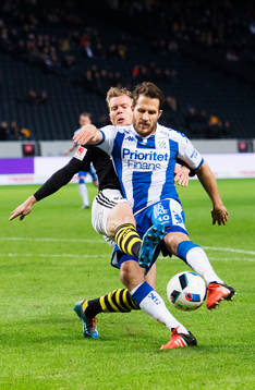 s Per Karlsson utmanas av IFK Göteborgs Tobias Hysén
