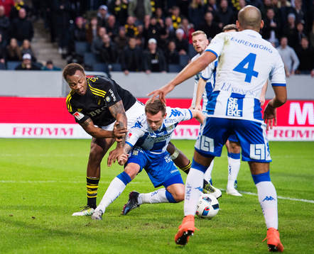 s Carlos Strandberg stoppas av IFK Göteborgs Jakob Ankersen