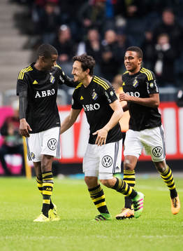 s Alexander Isak, Stefan Ishizaki och Niclas Eliasson jublar