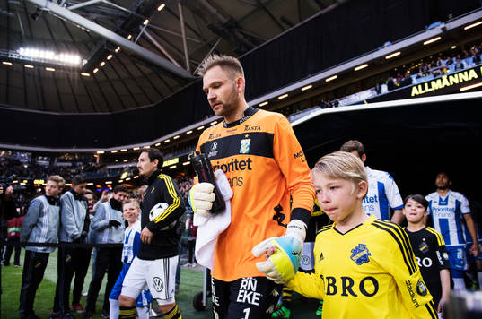 IFK Göteborgs målvakt John Alvbåge gör entré till