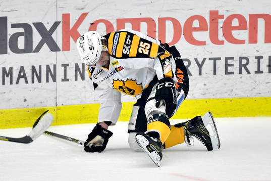 Skellefteås Axel Holmström grinar illa