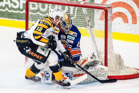 Skellefteås Adam Pettersson oroar framför Växjös
