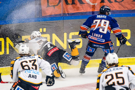 Skellefteås Anton Lindholm faller in i sargen