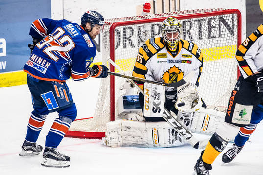 Växjös Sakari Salminen försöker styra pucken framför