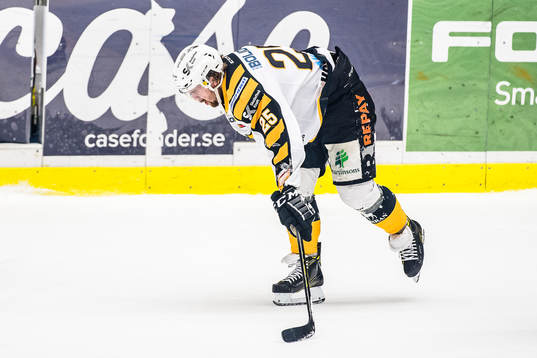 Skellefteås Axel Holmström grinar illa och tar sig för