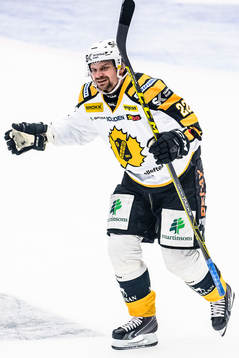 Skellefteås Janne Pesonen jublar