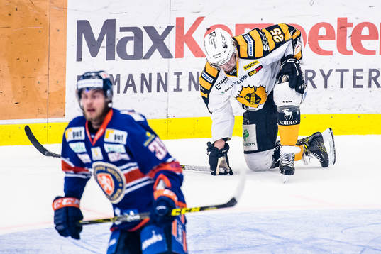 Skellefteås Axel Holmström grinar illa och tar sig för