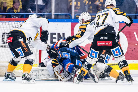 Växjös Gustav Rydahl faller över Skellefteås målvakt