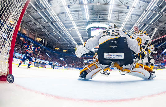 Växjös Eric Martinsson (ej i bild) gör mål 2-3 bakom