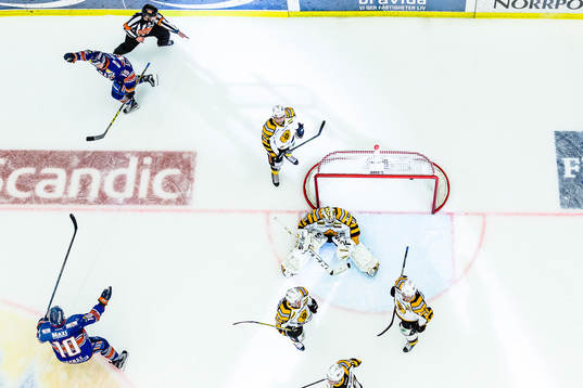 Växjös Tuomas Kiiskinen gör mål 3-3 och jublar.