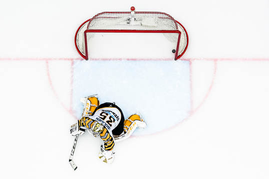 Växjös Linus Fröberg (ej i bild) gör mål 4-3 bakom