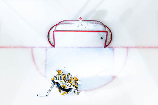 Växjös Linus Fröberg (ej i bild) gör mål 4-3 bakom