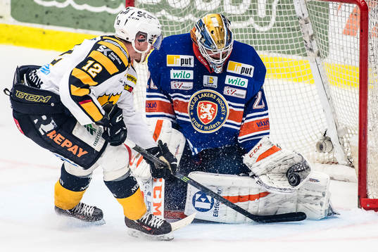 Växjös målvakt Stefan Steen plockar ett avslut från